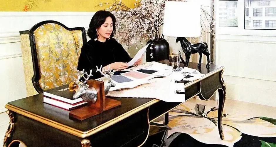 客廳一幅畫價值1357萬，一棟豪宅4個億，劉嘉玲到底有多少錢？