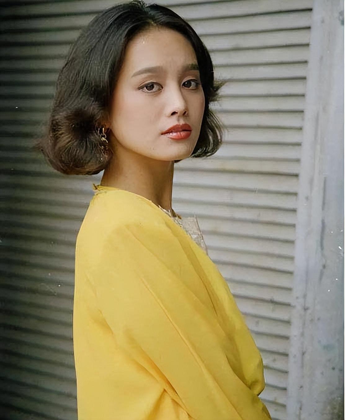 與美國丈夫離婚後的寧靜，經歷了一次失敗的姐弟戀，如今單身一人