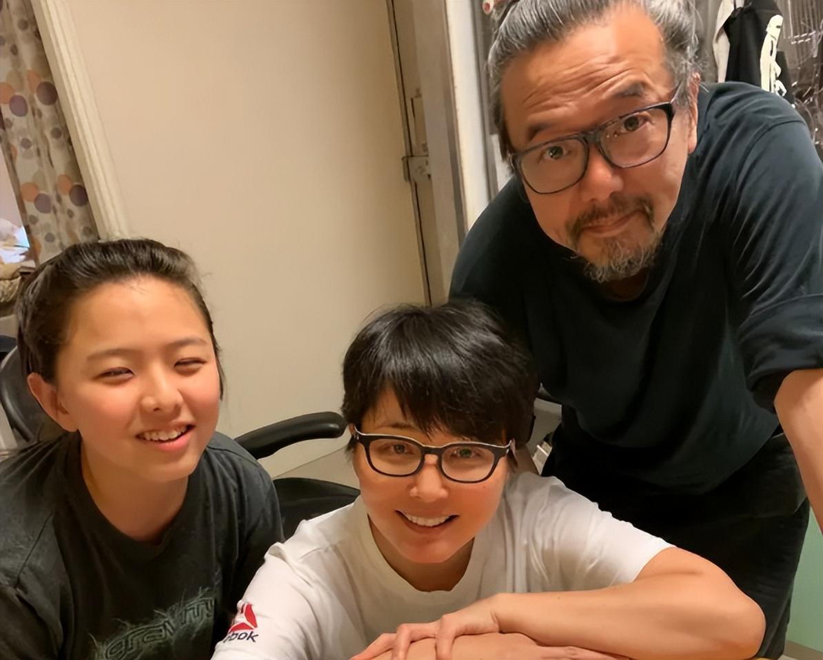 結婚18年的張延與丈夫恩愛無比，17歲的女兒繼承了媽媽的美貌