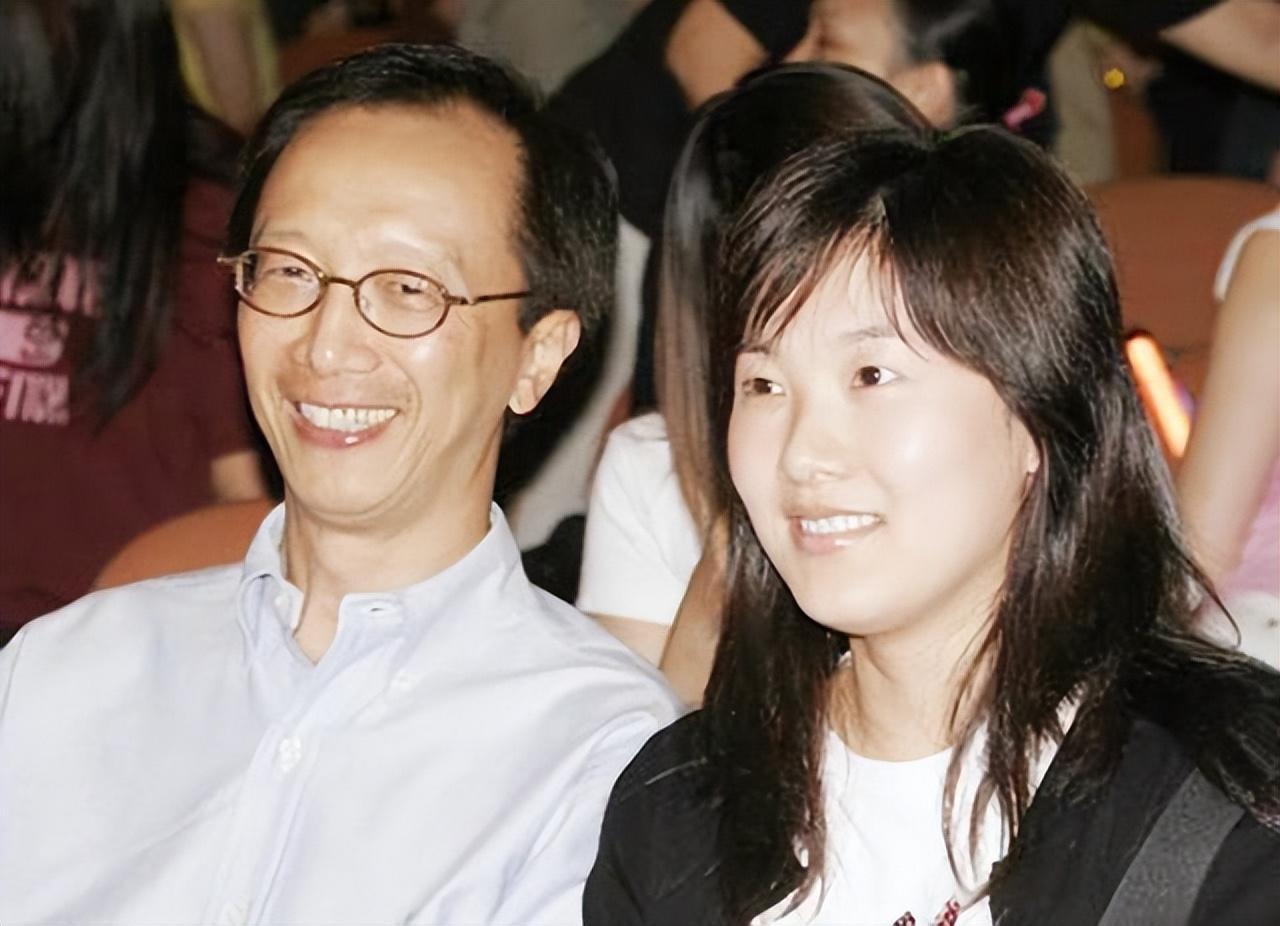 不顧家人反對，嫁給大26歲梁錦鬆的伏明霞，如今成為百億豪門富太