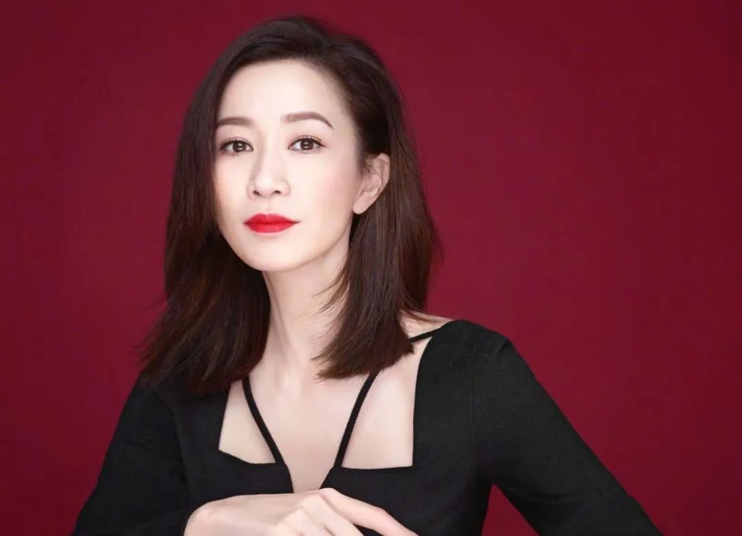 佘詩曼從出道被導演罵，到拿下雙料視後，如今再掀回憶殺，身家過億戀情成謎