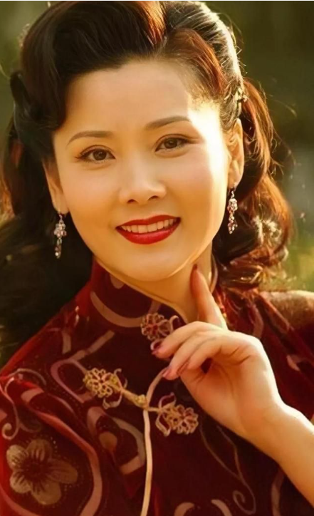 嫁給老師兒子，和先生結婚34年的何賽飛，現如今她怎麼樣了？