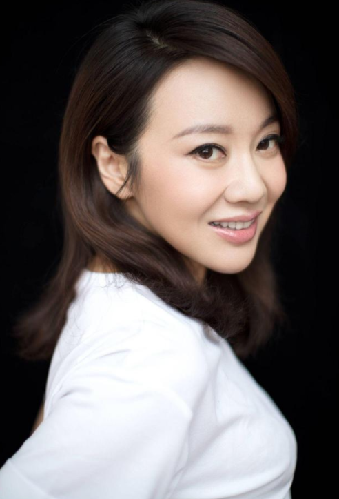 離婚十七年的單親媽媽髕妮，與婆婆相處如親母女一般