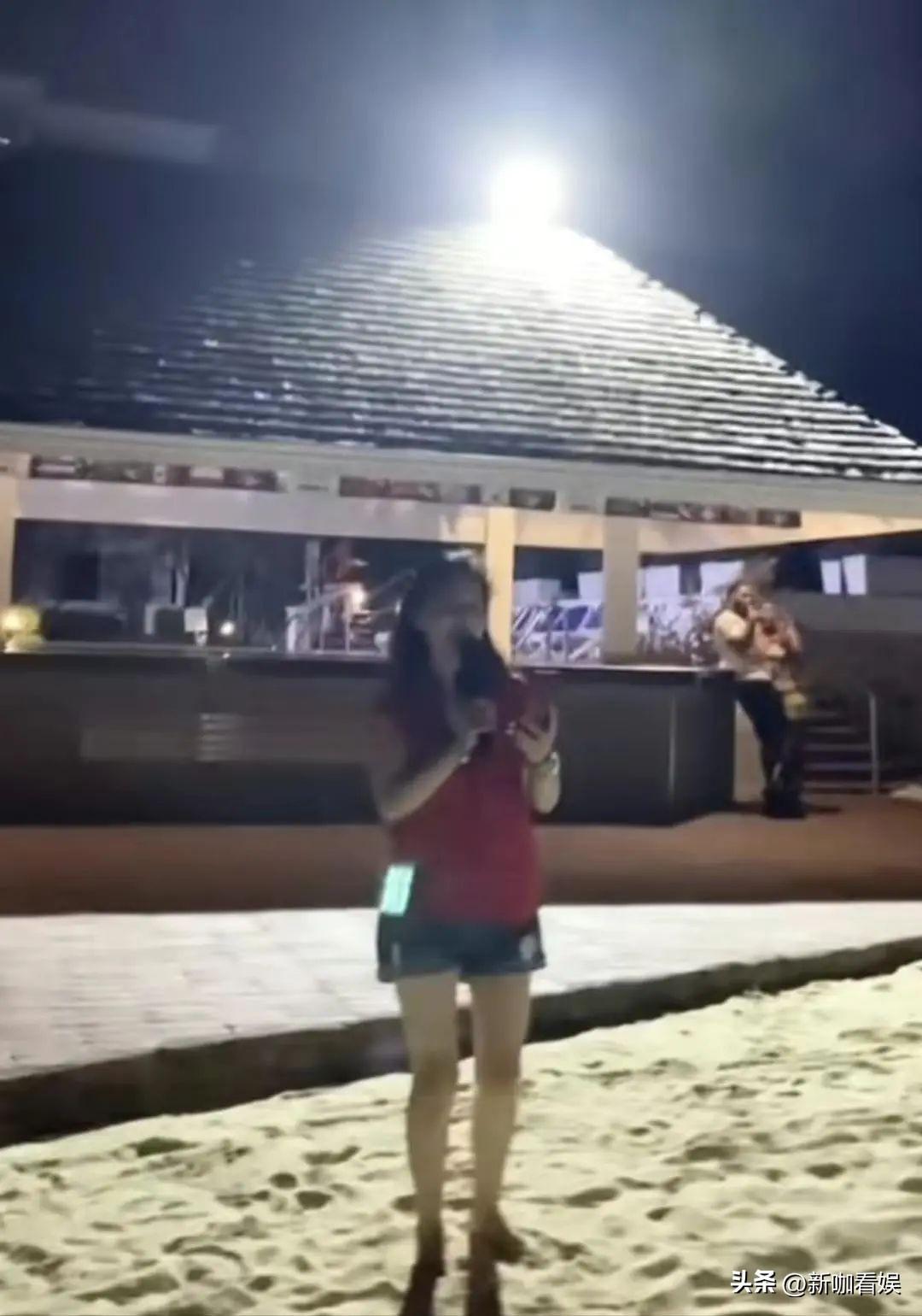 與黃志忠離婚11年的何音，如今徹底放飛，國外生活太愜意！