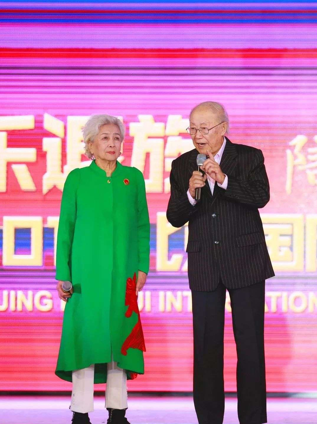 22歲嫁初戀的老戲骨謝芳，跟丈夫相濡以沫65年，三世同堂活成人生贏家