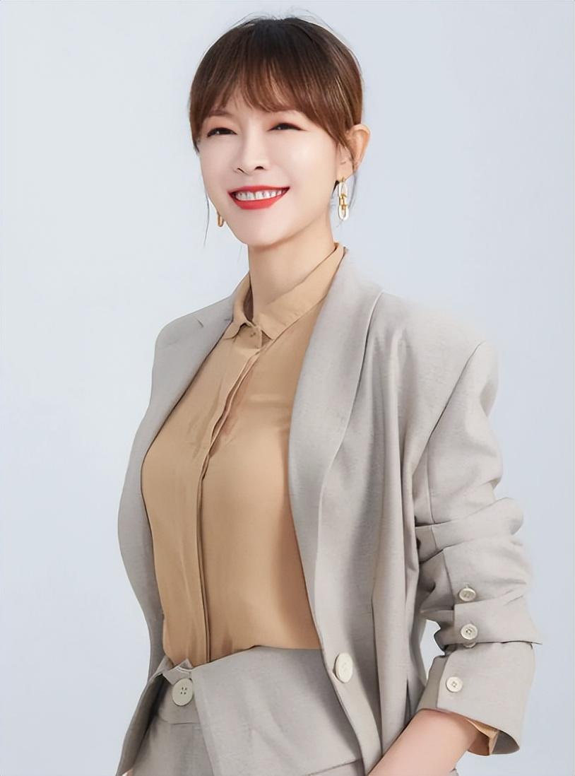 李艾表示：40歲為一般丈夫生孩子，是這輩子最正確的決定