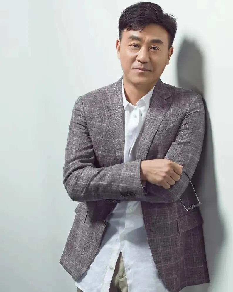 娶同桌為妻，錢也歸她管，何冰一心一意愛了老婆24年