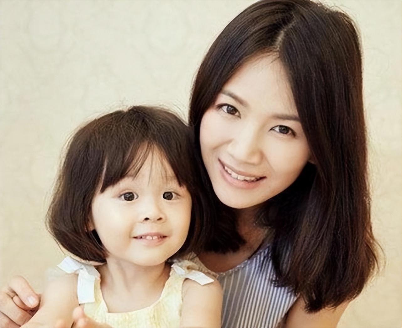 獨自帶女兒的單親媽媽曹曦文表示：為孩子犧牲事業不後悔