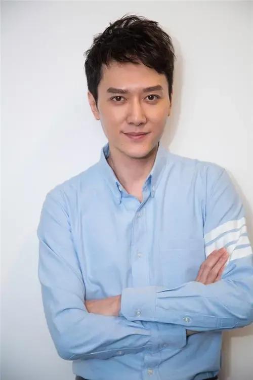 開800萬豪車，男明星馮紹峰的生活過得讓人非常羨慕