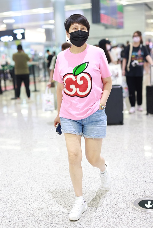 粉紅T搭配牛仔短褲，張凱莉越老越時髦，網友直言：「年輕20歲不止」！