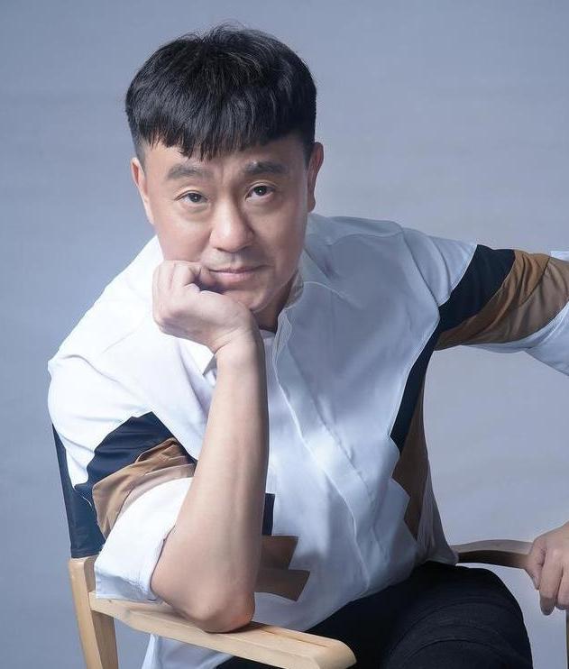 與同桌妻子9個月就閃婚的何冰，婚後24年緋聞