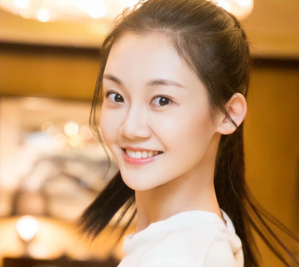 苗苗個人資料簡介 《芳華》女主角苗苗，是如何走紅的？