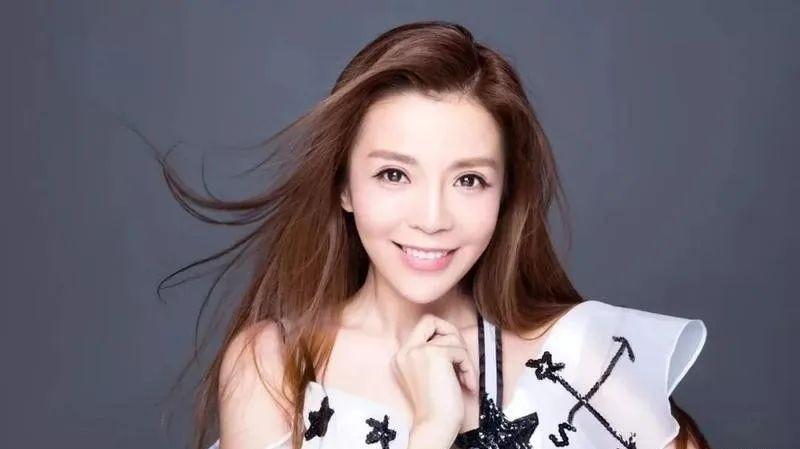 央視主持朱迅：抗癌13年，暫時舞台，摯愛男人離世成她了一生之痛