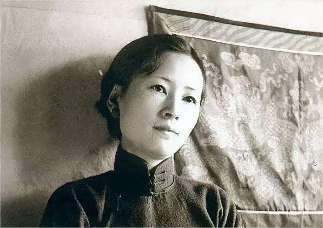 冰心的簡介及個人檔案：集萬千寵愛於一身，也集千萬討厭於一身