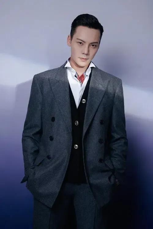 陳偉霆個人簡介 陳偉霆開賓士豪車，他的生活讓人非常羨慕