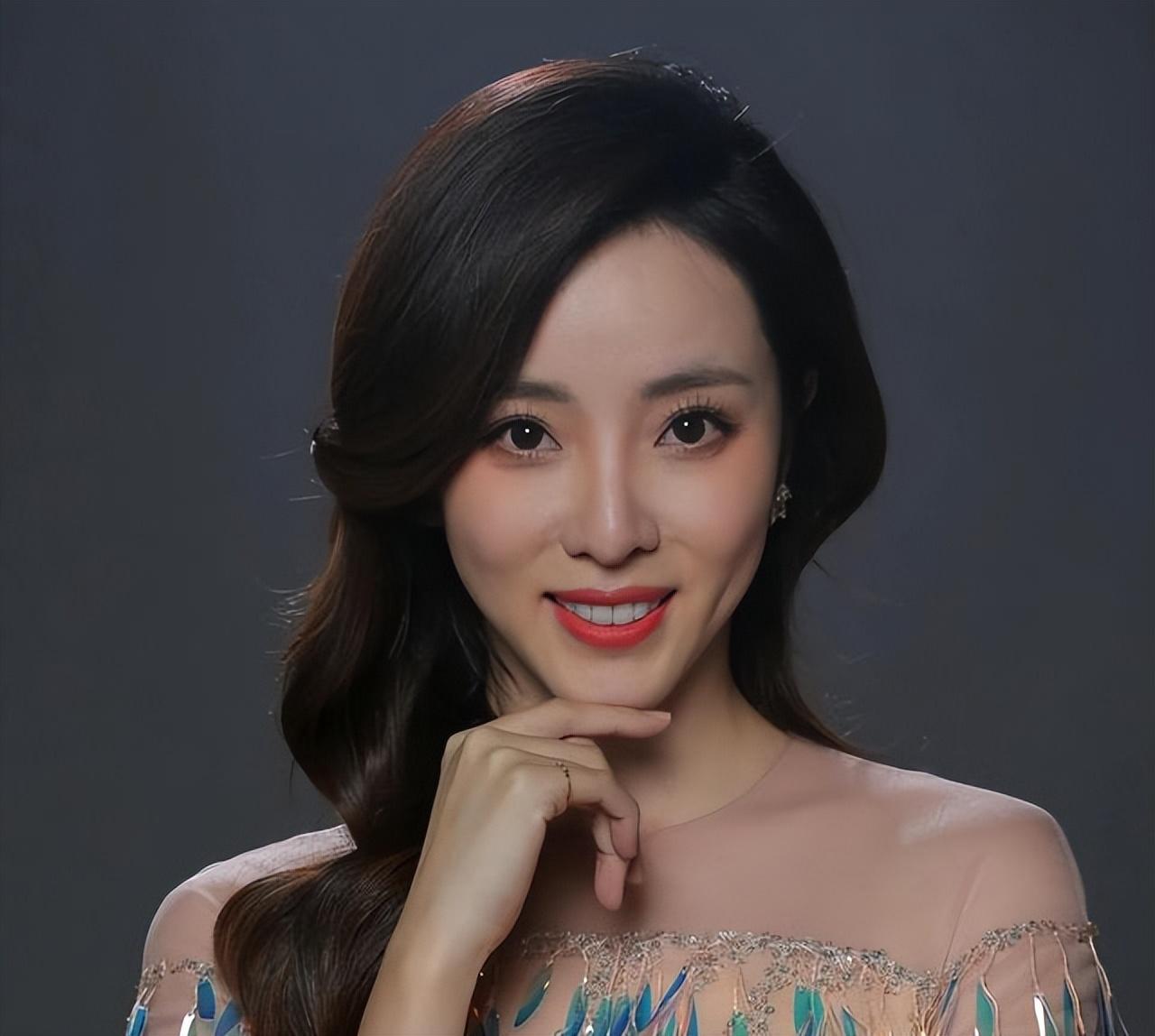 著名主持李思思的個人資料簡介：嫁初戀丈夫，婚後生下二胎，一家四口其樂融融