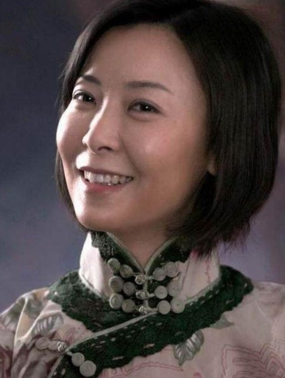 年薪百萬年少成名柯藍個人資料簡介，感情生活從不間斷，今50歲依然單身