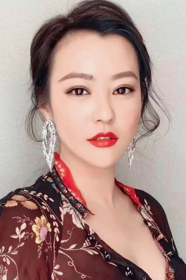 郝蕾的個人資料簡介 :44歲的郝蕾，難得人間清醒，她的情感經歷內娛圈再難復刻