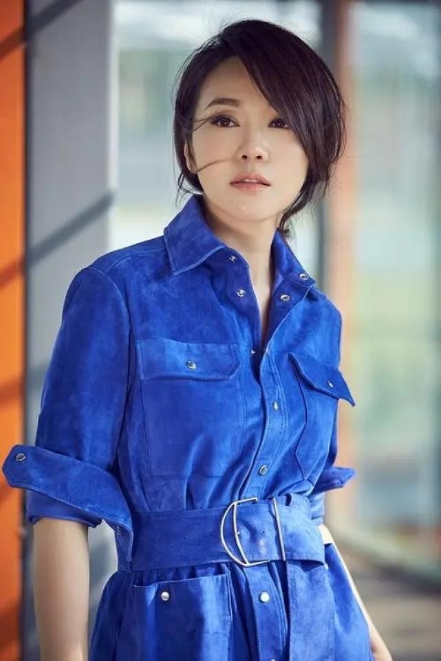 鍅妮的個人資料簡介是 前夫淨身出戶，52歲至今單身，三段「姐弟戀」始終無果