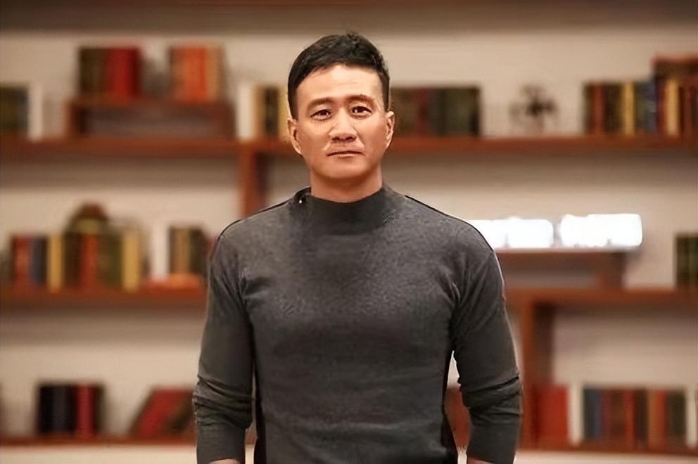 胡軍個人資料 ：16瓶啤酒定情，婚後一兒一女，攜手相伴20年