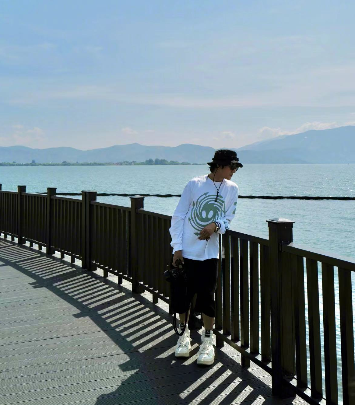 陳坤個人資料簡介 ：一家人遊大理，穿萬元鞋戴豪表，兒子厚唇單眼皮看著比爸老