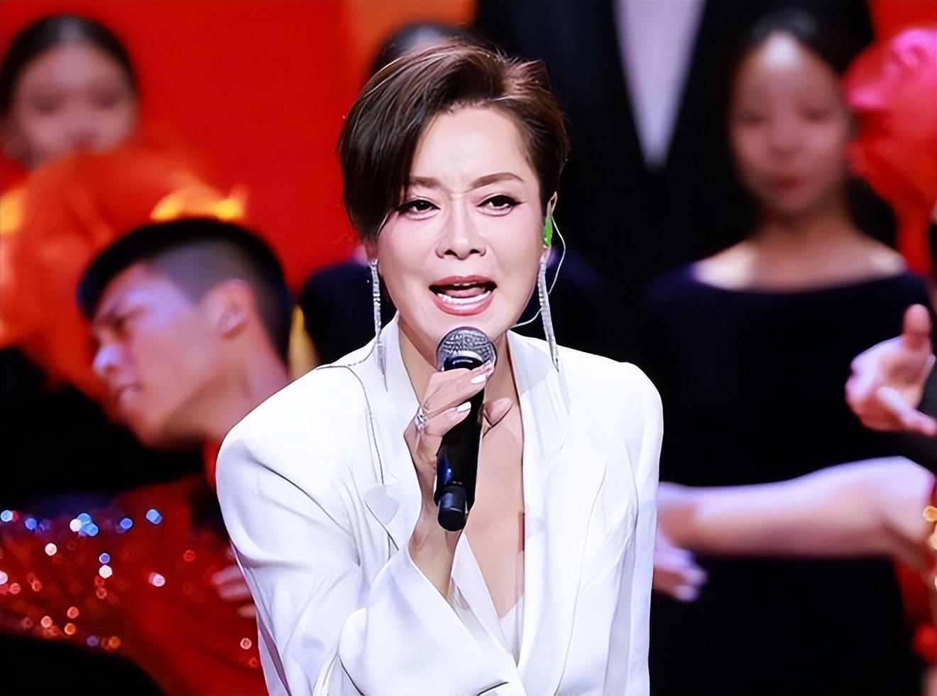 “樂壇一姐”毛阿敏簡介個人簡歷:39歲嫁富商,43歲高齡產子,丈夫離世她生活如何?