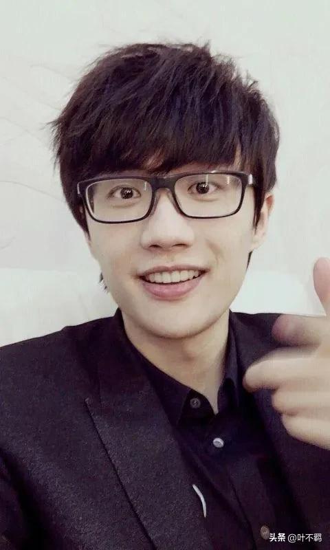 許嵩個人資料 十年「輪迴路」：他的默默無聞，讓多少「實力派」歌手無地自容