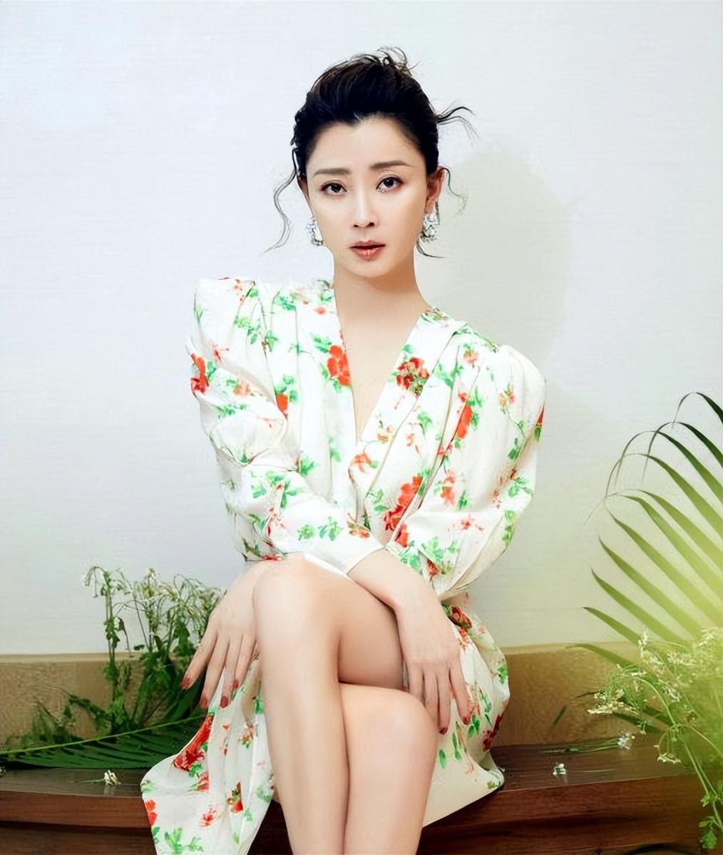 殷桃的個人資料簡介 離婚12年：她至今單身，托起父母晚年，前夫鍬入獄