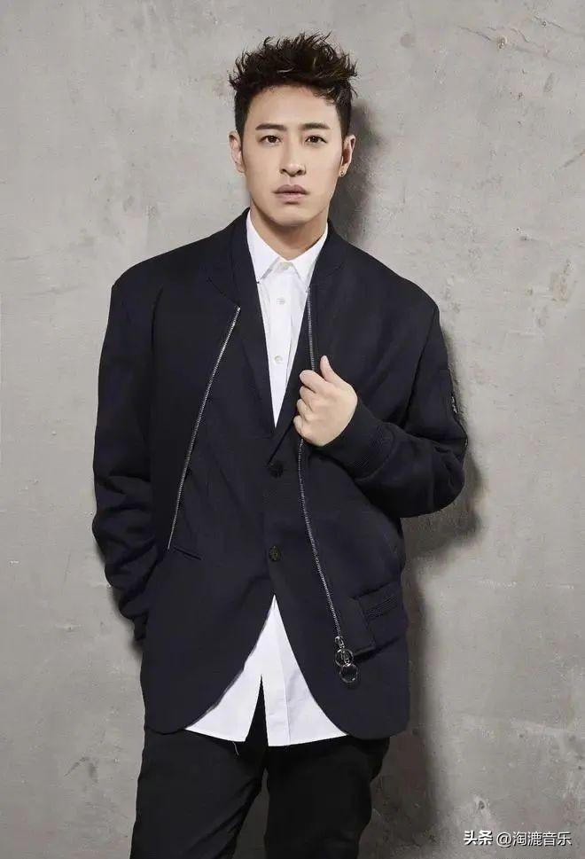 潘瑋柏個人檔案 頂流男歌手獲獎被罵，演唱會摔下舞台，如今披荊斬棘王者歸來？