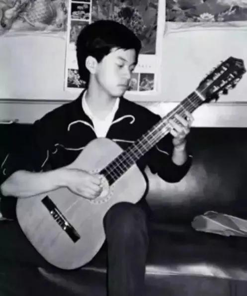 李健個人資料 簡介 ：大陸歌手，李健的成長經歷