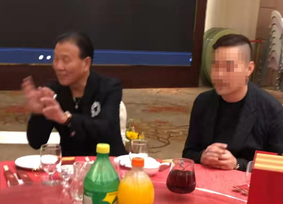 65歲萬梓良個人資料簡介–近況曝光現身酒局穿金戴銀好富貴，飯桌上擺茅台吸睛