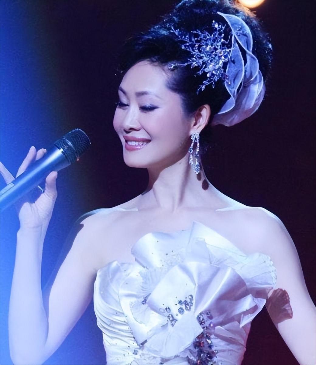 於文華個人資料簡介：生下女兒被丈夫拋棄，二婚嫁給網戀小夥，婚後21年沒孩子