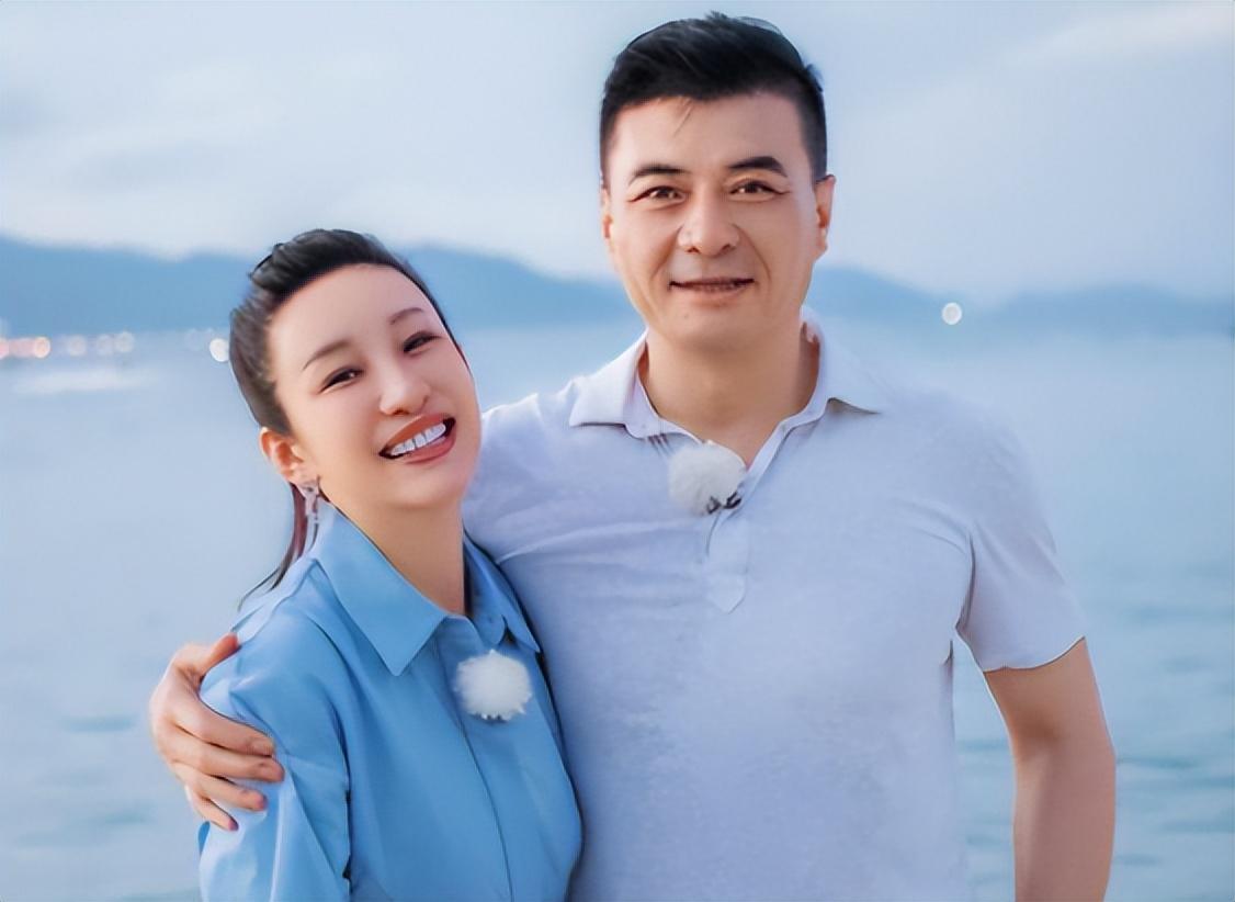 王新軍個人資料簡介 ：成名後拋棄唐靜，再婚娶演員秦海璐，8年寵妻如寶