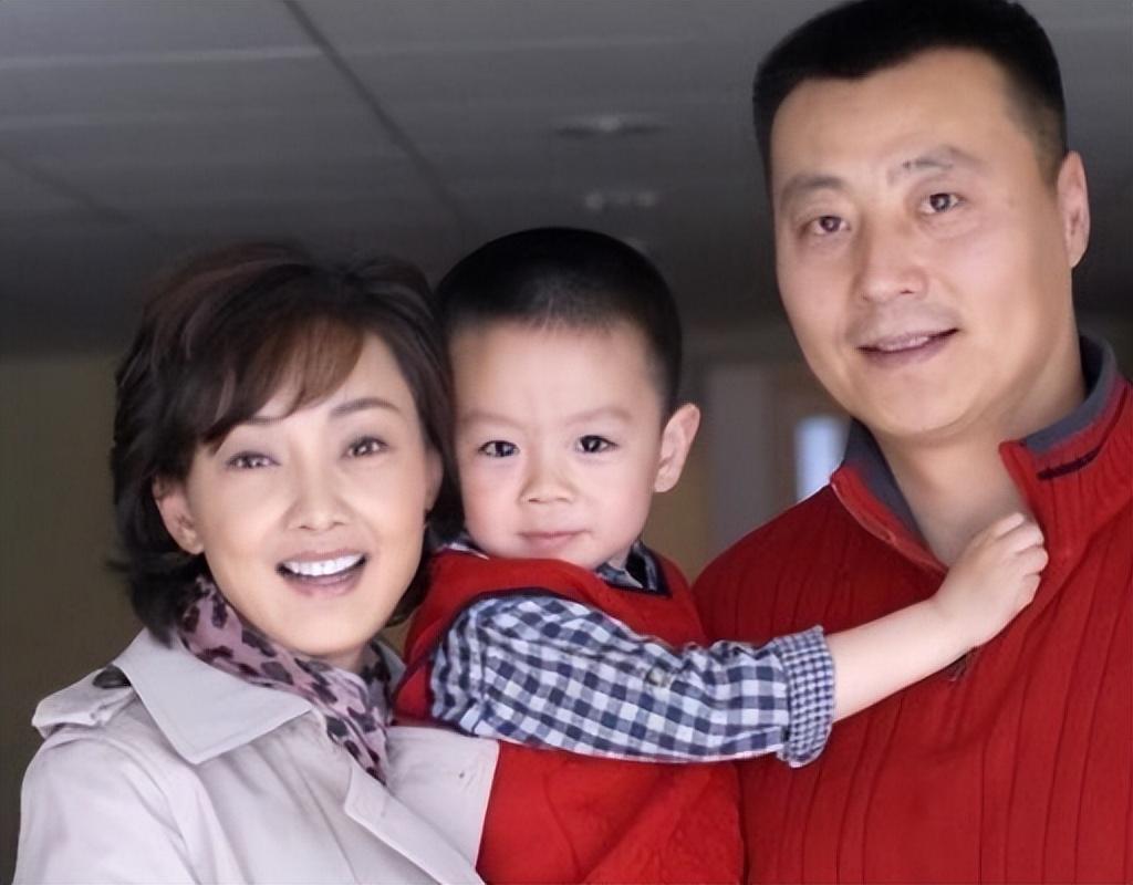 演員牛莉資料 ：24歲嫁給大7歲圈外人，婚後生三子，結婚26年恩愛如初