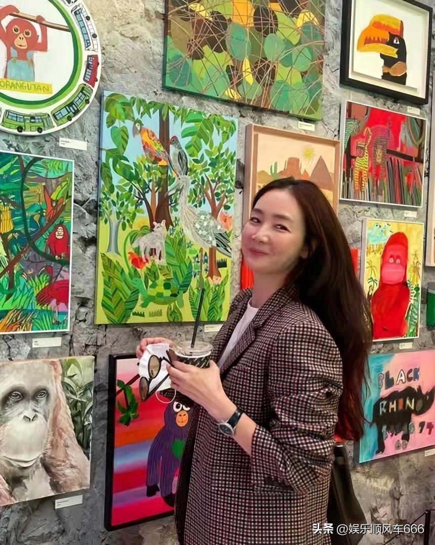 崔智友近況曝光，童顏美貌引人注目，楊美拉崔智友閨蜜感情深厚