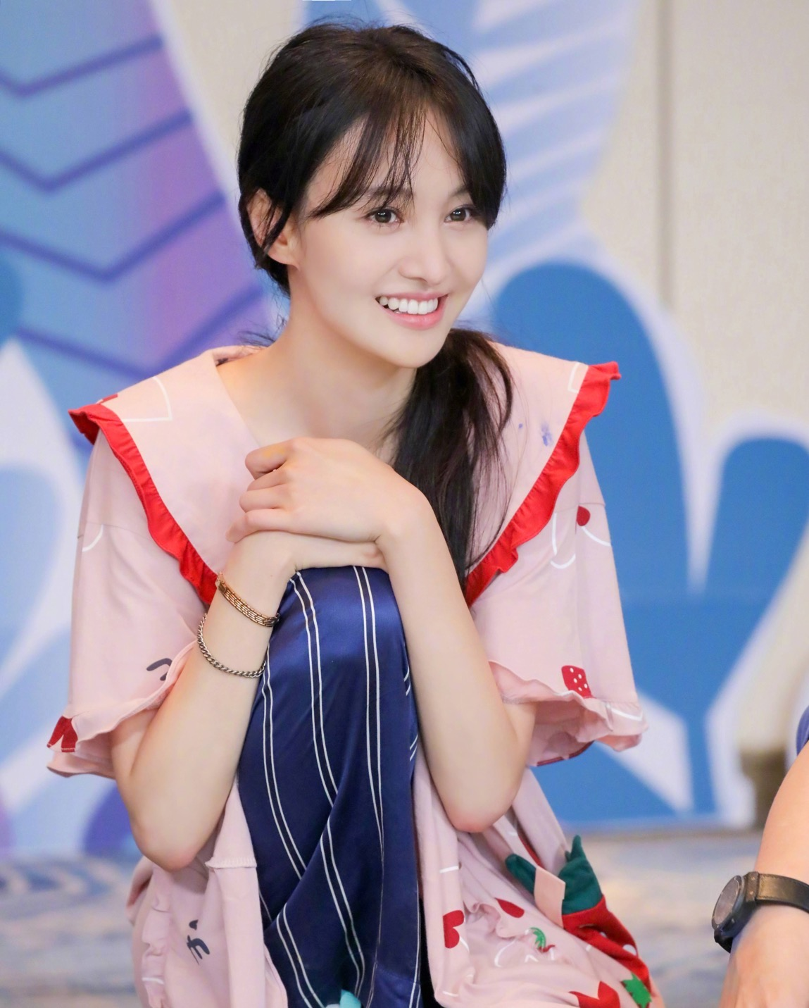 鄭爽家庭背景起底，12歲離家學藝，從出道到「瘋爽」她經歷了啥