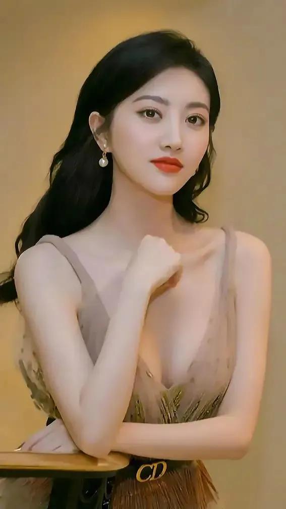 景甜交往的男友有幾任？傳某富豪多次往劇組送幾萬塊一瓶的紅酒他是誰？