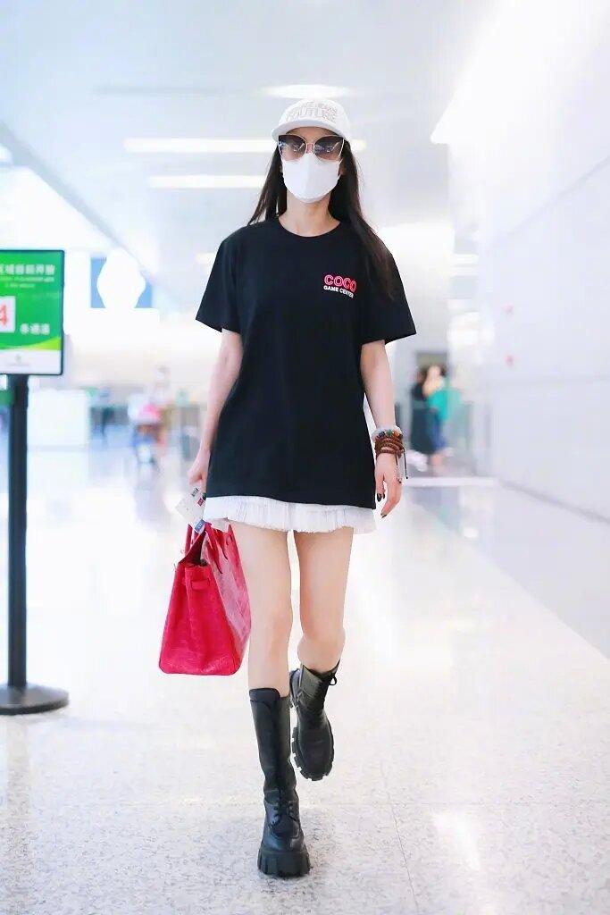 黃聖依都40了，穿衣還像是女大生，t卹配百褶裙真清純！