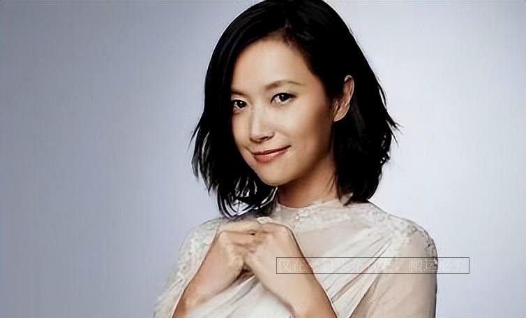 49歲徐靜蕾近況曝光：高調曬泳池照，定居美國6年，吃成胖美人