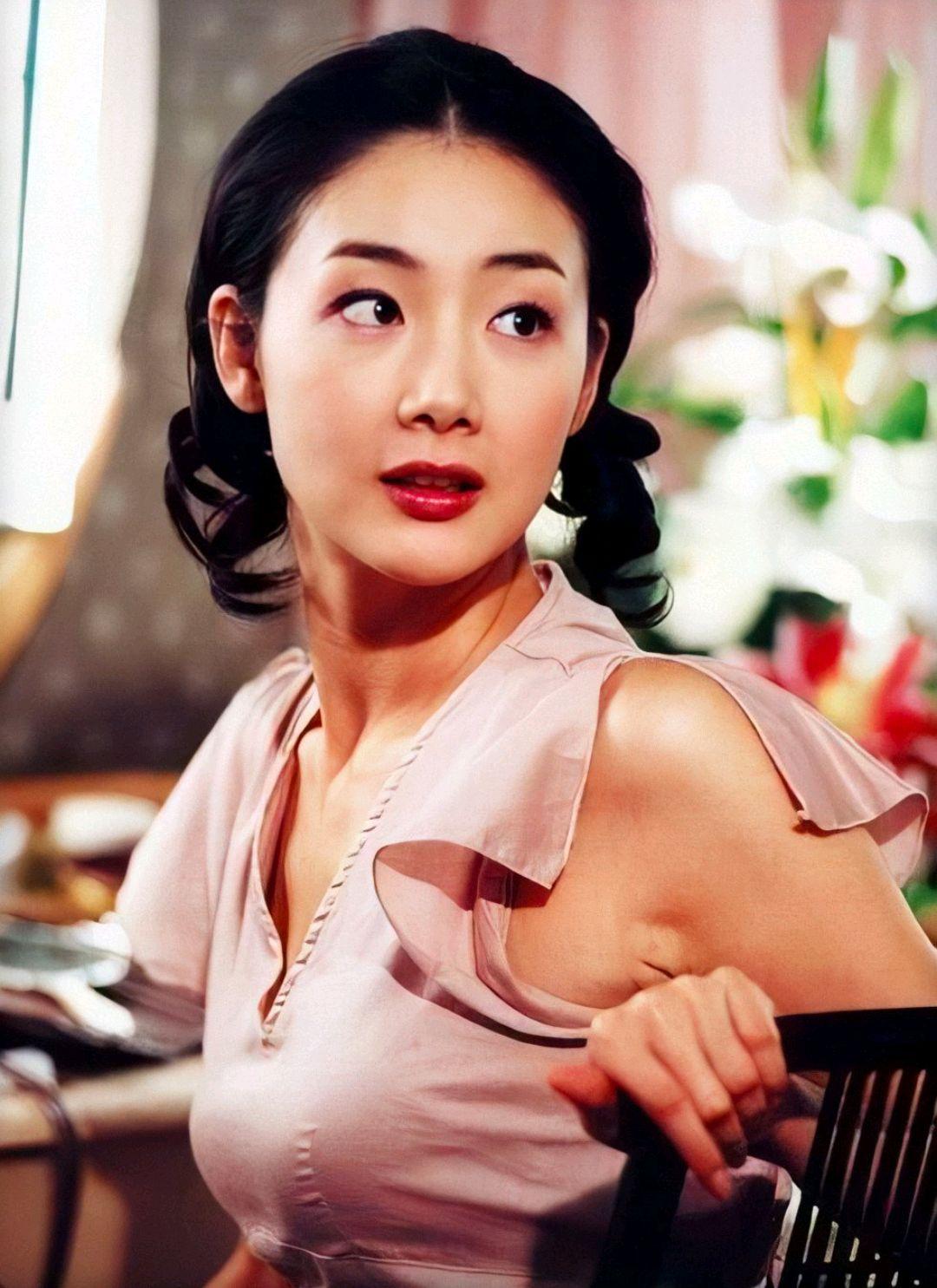 「國寶級美女」崔智友，44歲自然老去，一身大紅西裝依然美得高級