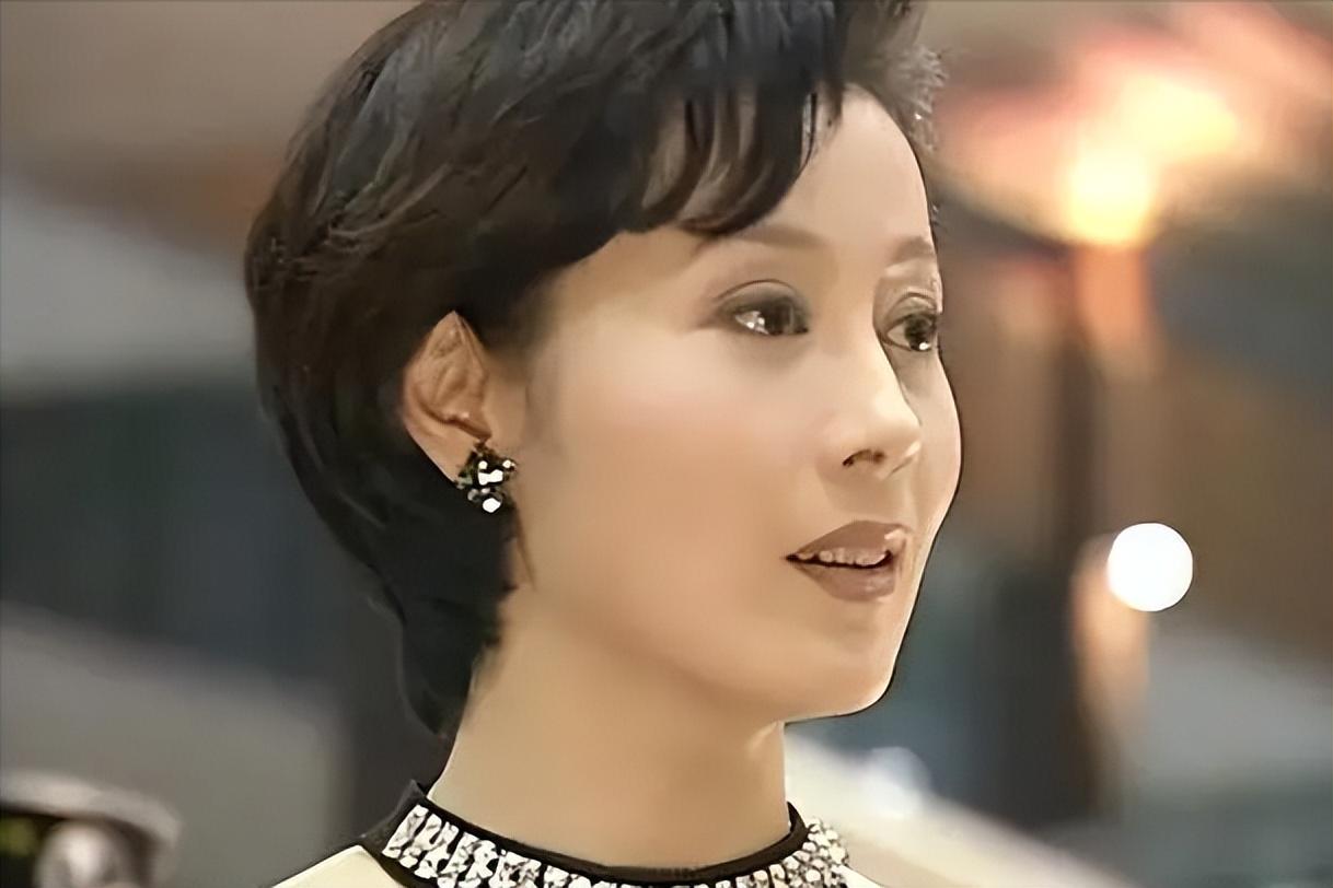 鄔倩倩：擠走導演原配夫人，成功上位後卻沒坐穩，67歲了還是單身