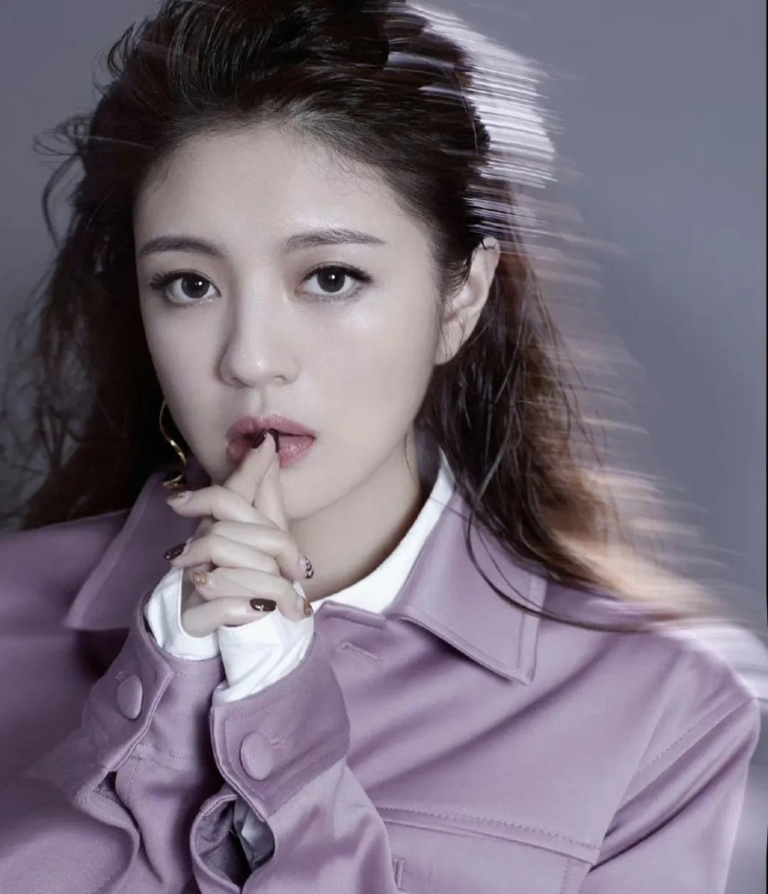 安以軒近況如何：神態拘束緊張不自在，疑受老公被逮捕影響