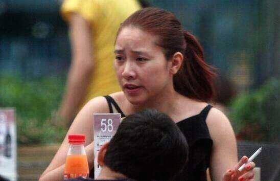 她是郭濤老婆，石頭的媽媽，街上手拿香菸斥責兒子實在不簡單