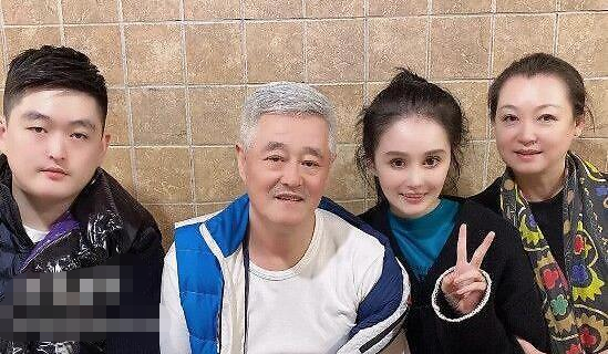 趙本山全家福曝光，趙一楠和父親越長越像，基因太強大