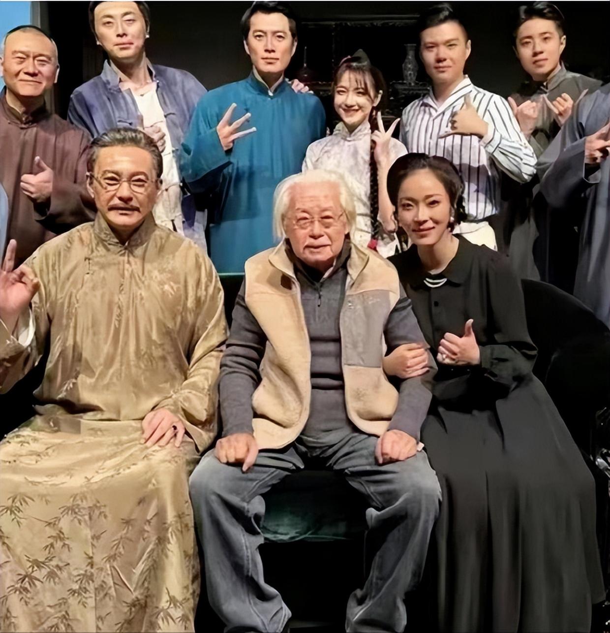 邵兵老婆罕露面，穿旗袍演話劇儀態出挑，沒有網紅臉五官很清秀