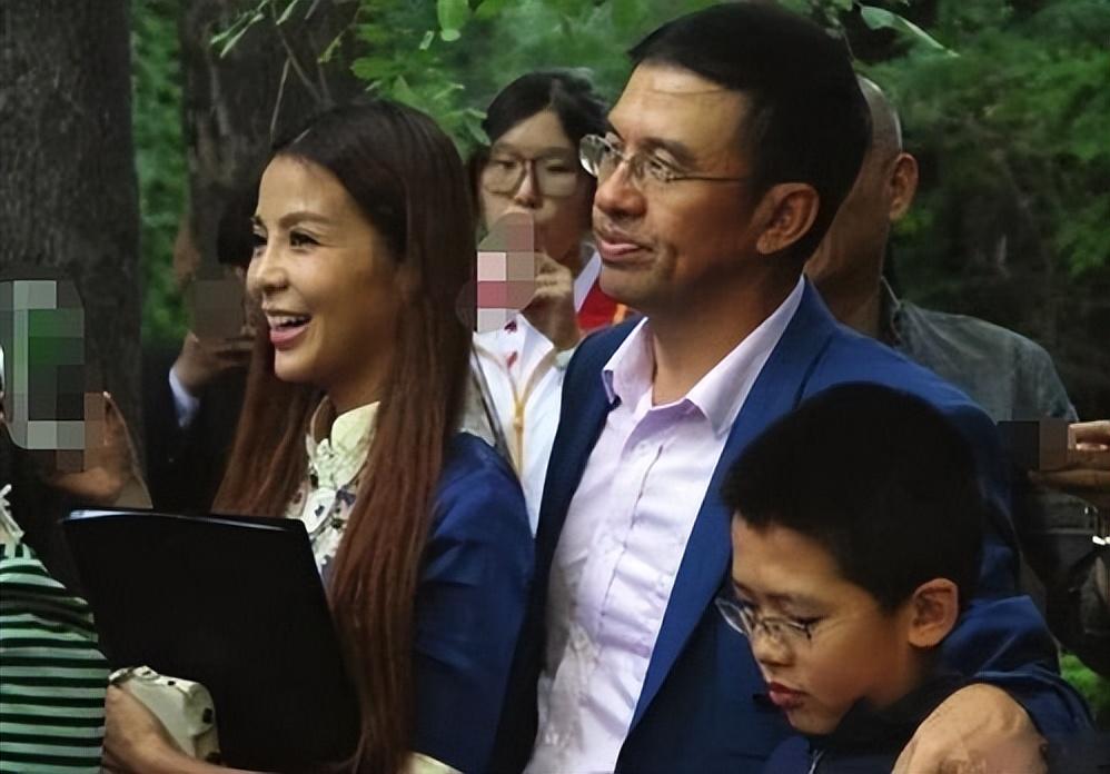 電視主持人朱迅一家三口出遊，老公白髮憔悴蒼老，兒子高大帥氣！