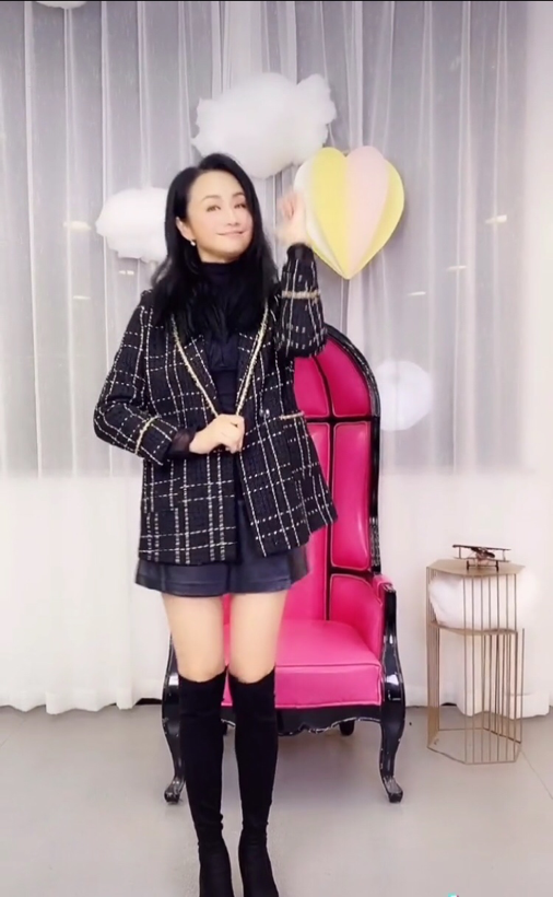 前主持一姐曹穎狀態憔悴，錐子臉明顯雙腿似竹竿，直播養家好唏噓