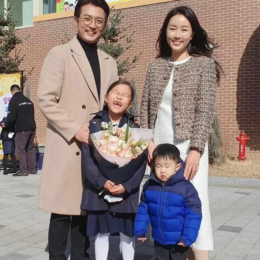 51歲安在旭罕曬全家照！他和妻子男帥女美，可惜兒女卻沒遺傳他倆